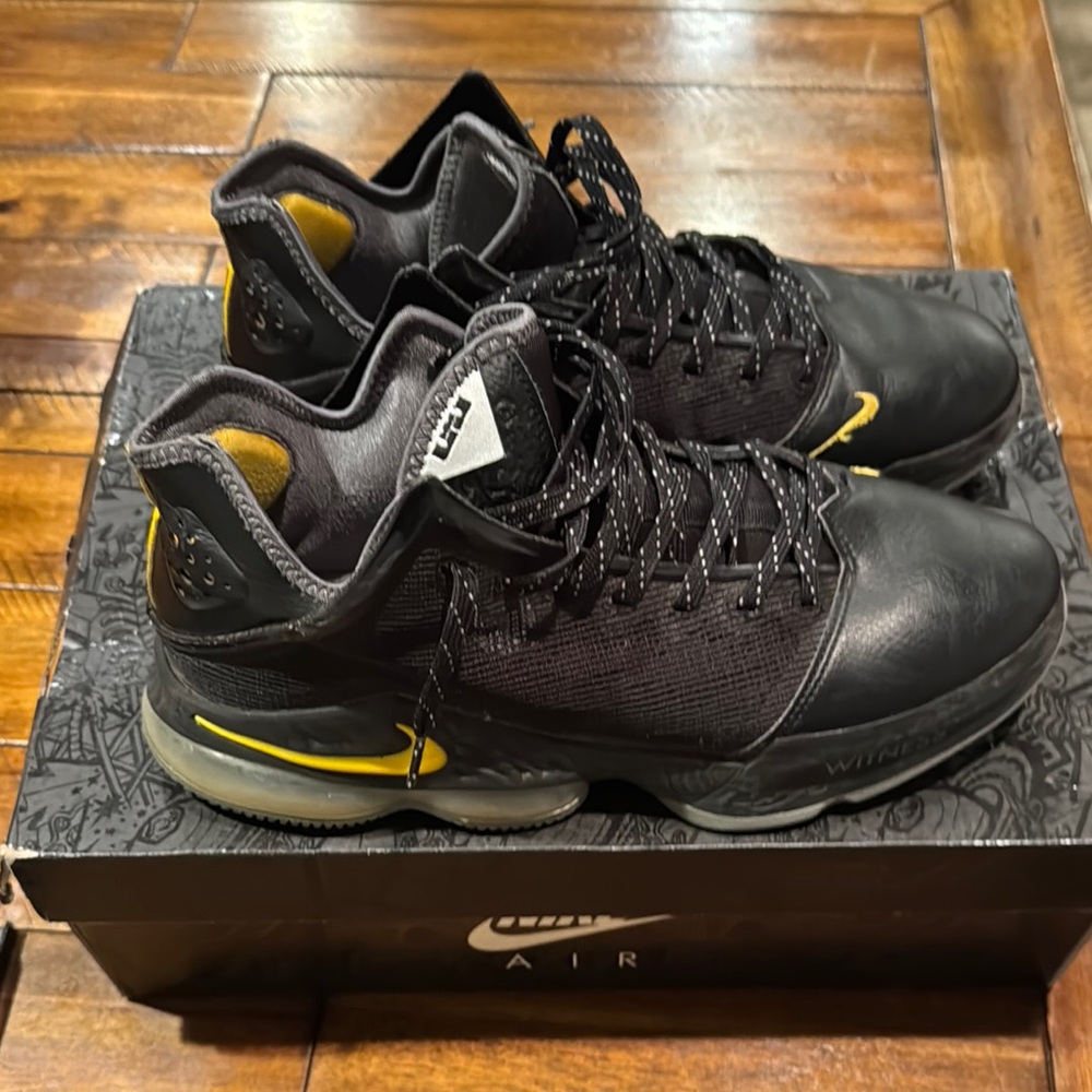 Nike Air Men's Black and Yellow Shoes